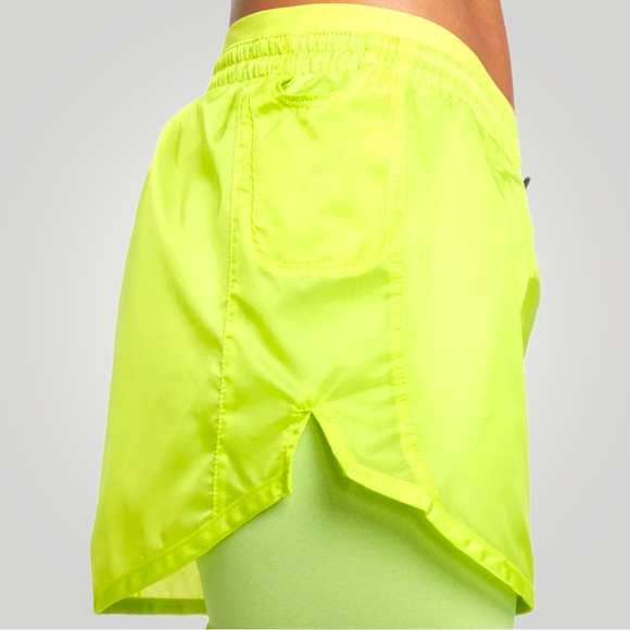 Share Nike Women's Icon Clash Tempo Luxe Mid-Rise Running Shorts NWT - Picture 6 of 6